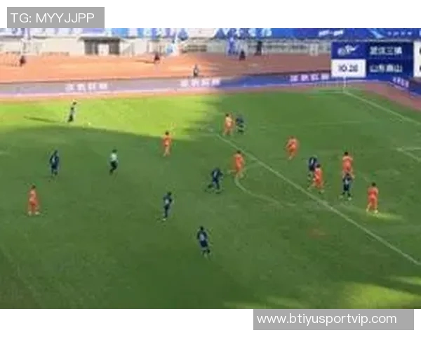 再次被判越位球员精彩长传直入禁区抢射却遭VAR裁判确认无效