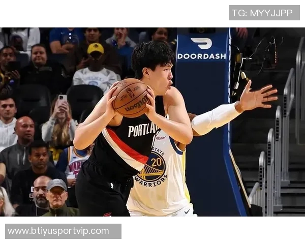 开拓者半场领先勇士16分杨瀚森表现平平库里贡献11分3篮板3助攻 开拓者半场领先勇士16分杨瀚森表现平平库里贡献11分3篮板3助攻