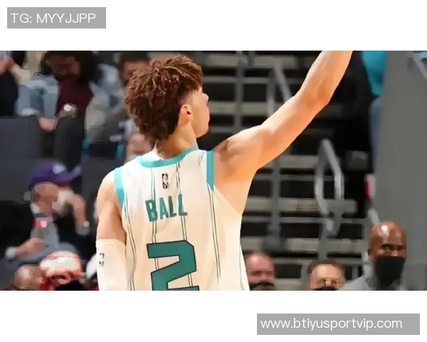 拉梅洛鲍尔因不文明手势被罚款三万五千美元引发热议