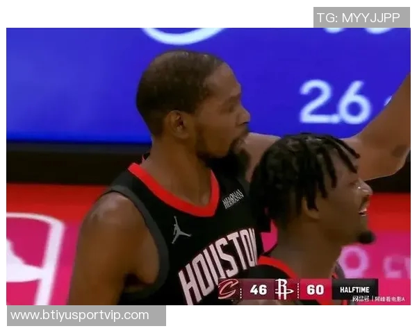 米切尔赛后失落情绪明显罕见不接受采访专注手机发呆状态引发关注